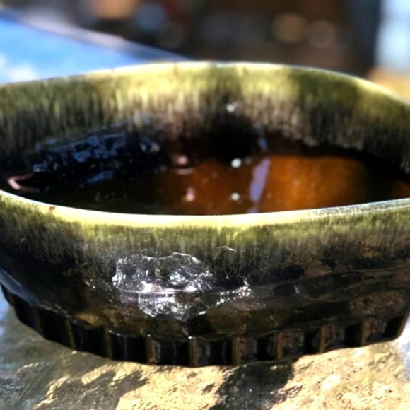 Drip Ware Hull USA A6 Olive Green Ombre Leaf Shaped Planter - Picture 2 of 5